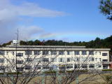 学習林から見る校舎。当日１１時過ぎ、北の空にかかった虹
