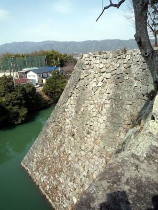 高さ15間（約30m）の高石垣。角石はいまだに堅牢で美しいスロープを描いている。
