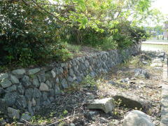采女町内の畑の一角に残る石垣、共立小学校当時のものと言われています