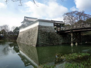 初代城主となった加藤秋友は碧水城と命名している。城は小さいながらも見事なお堀が残っていた。