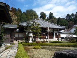創建は1300年前とという、臨済宗の禅寺　周囲は森に囲まれ静かなたたずまい