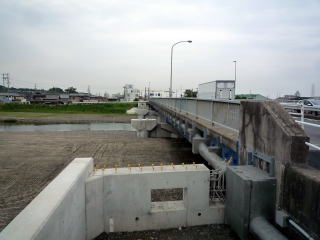 増設された歩道橋の橋脚と橋台の部分