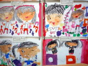 教室には園児が描いた家族の絵が部屋いっぱいにかけられていました