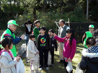 5号公園で講師の桐生先生の説明を熱心に聞く参加した児童達