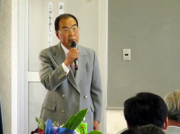 総会で選任され、あいさつされる須藤新会長